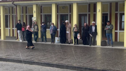 Vatandaşlar ıslanmamak için kapalı alanların girişlerine sığındı