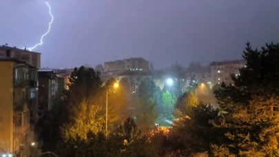Sivas'ta şimşekler geceyi aydınlattı