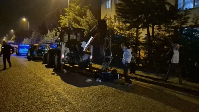 Motosiklet, park halindeki 10 tonluk iş makinesine çarptı: 2 yaralı