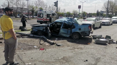 Kayseri'de kamyonet ile otomobil çarpıştı