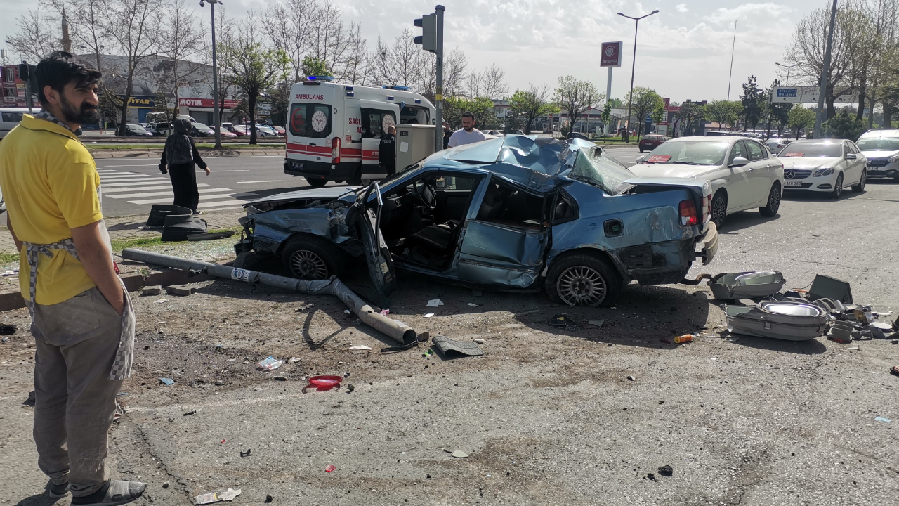 Kayseri'de kamyonet ile otomobil çarpıştı