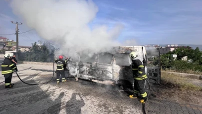 Hatay'da park halindeki minibüs alev alev yandı