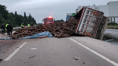 Bursa'da kamyon devrildi! 3 yaralı