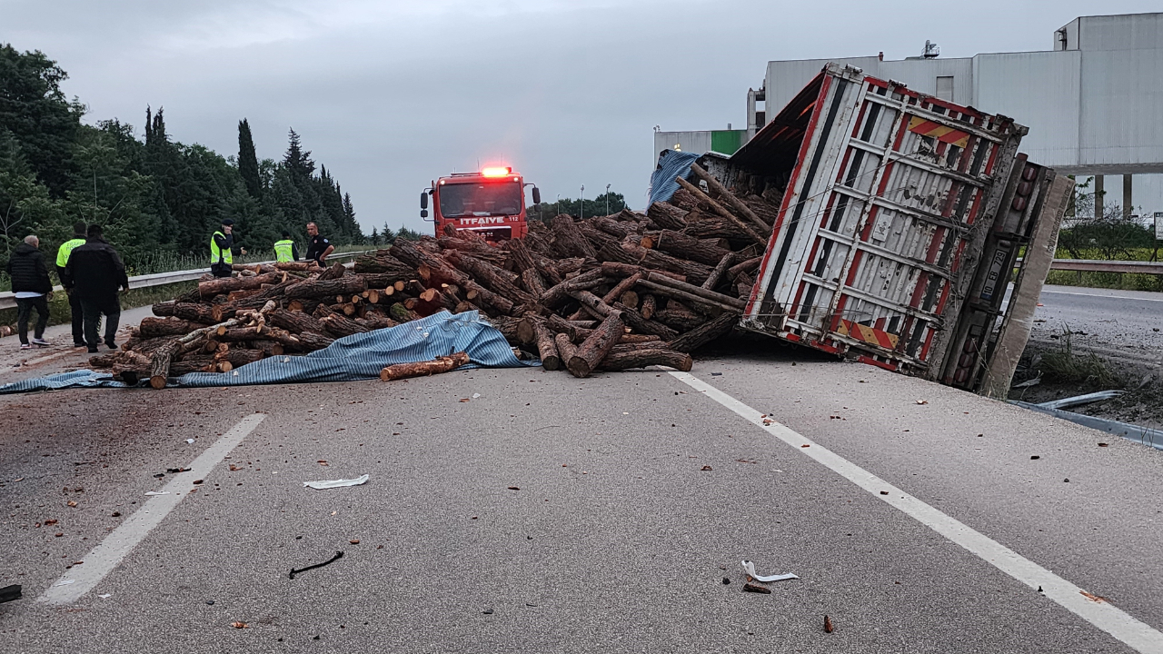 Bursa'da kamyon devrildi! 3 yaralı