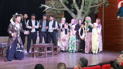 İnegöl'de 'Komşu Köyün Delisi' tiyatro gösterisinin galası yapıldı