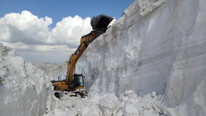 Hakkari’de kar tünelleri arasında zorlu ulaşım mücadelesi