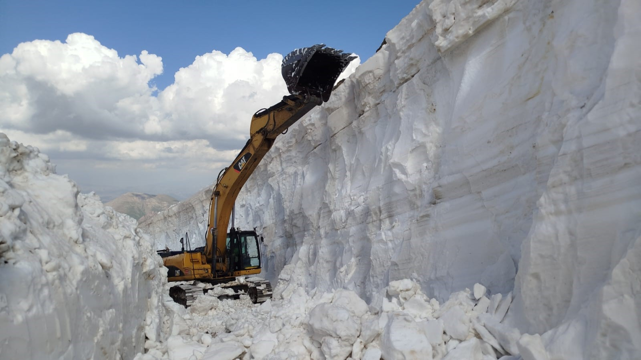 Hakkari’de kar tünelleri arasında zorlu ulaşım mücadelesi