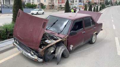 Aydınlatma direğine çarpan otomobil orta refüjü aşarak karşı şeride geçti