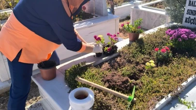 Anneler Günü'nde mezarlıkları yeşillendirdiler