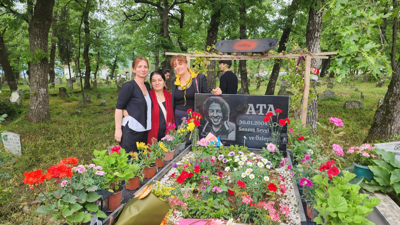 Ata Emre vefatının 1. yılında Bursa'da mezarı başında anıldı