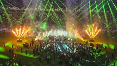 Şampiyon Kocaelispor kupasını binlerce taraftarı önünde kaldırdı