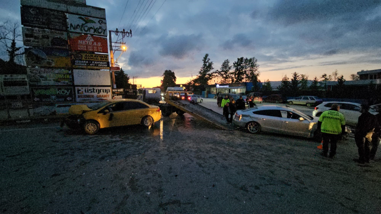 Sakarya’da ticari taksi ve otomobil çarpıştı: 6 yaralı