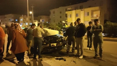 Mersin'de kontrolden çıkan otomobil kamyonete çarptı! 2 yaralı