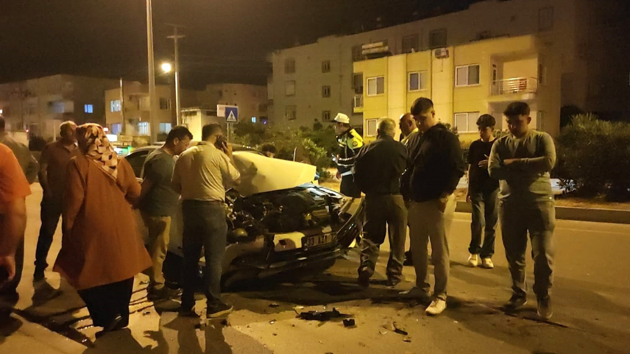 Mersin'de kontrolden çıkan otomobil kamyonete çarptı! 2 yaralı