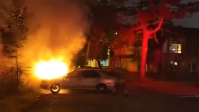 Düzce'de park halindeki otomobil alev alev yandı