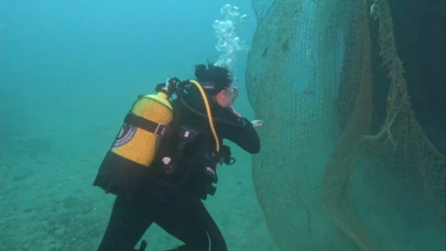 Karaburun'da hayalet ağlar toplandı