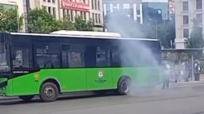 Denizli'de seyir halindeki halk otobüsünü kaplayan dumanlar korku dolu anlar yaşattı
