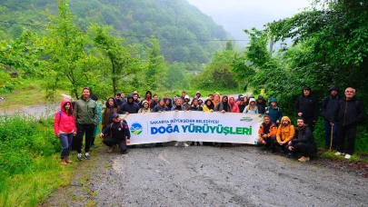Hafif yağmur eşliğinde tabiatı keşfettiler