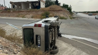 Viraja hızlı giren aracı 'DUR' tabelası durdurdu