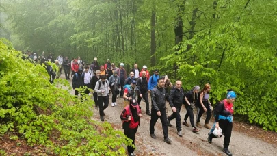 İnegöl’de 19 Mayıs Atatürk’ü Anma Gençlik ve Spor Bayramı kutlamaları doğa yürüyüşüyle başladı