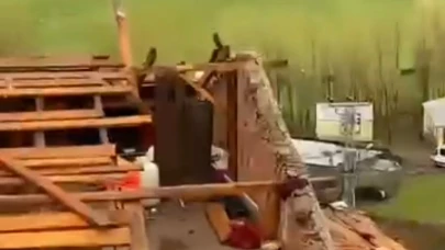 Muş'ta fırtına evlerin çatılarını uçurdu