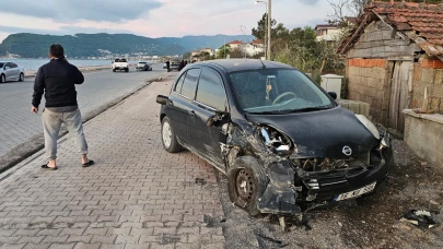 Park halindeki araca çarpan otomobilin sürücüsü yaralandı
