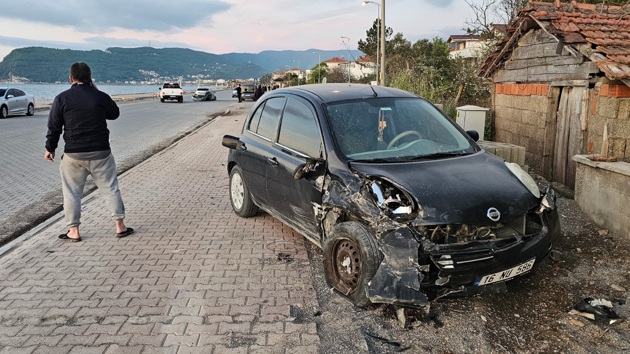 Park halindeki araca çarpan otomobilin sürücüsü yaralandı
