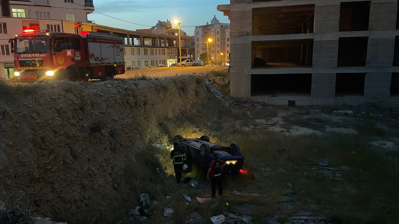 Mardin’de devrilen otomobilin sürücüsü yaralandı