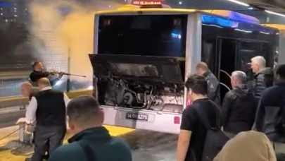 Kağıthane'de metrobüste yangın! Seferler bir süre durduruldu
