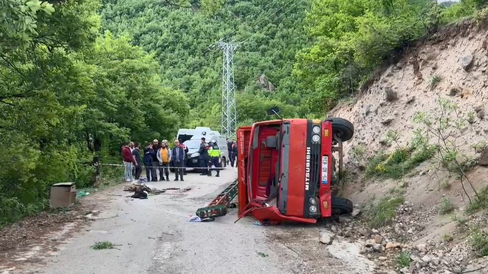 Artvin'de iş makinesi kaza yaptı: 1 ölü, 2 yaralı