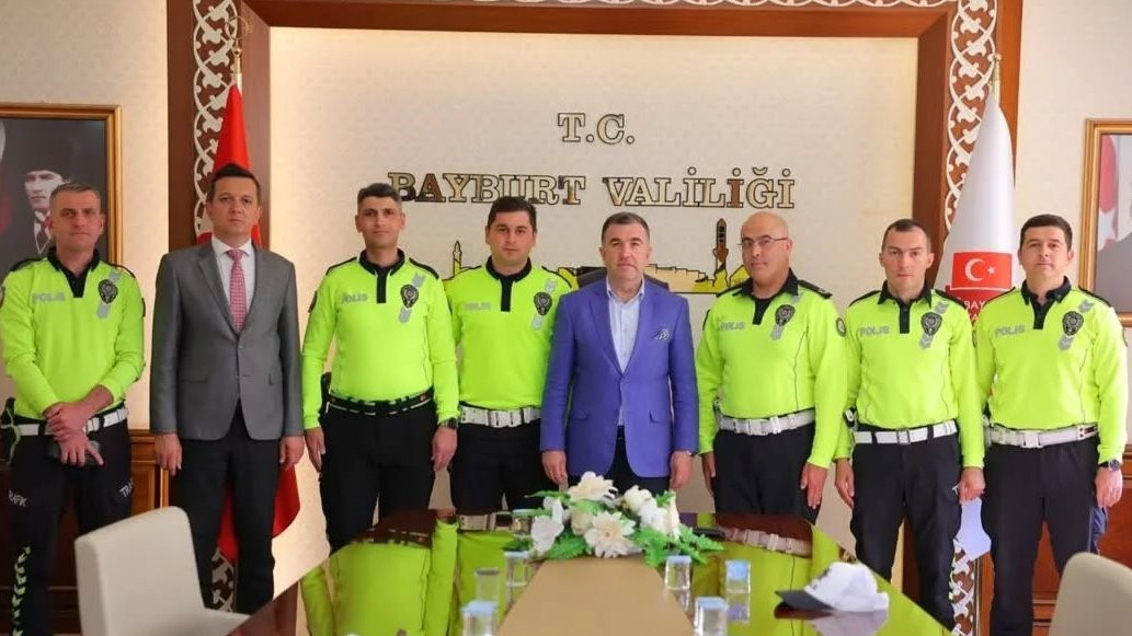 Trafik polisleri başarı belgesiyle ödüllendirildi