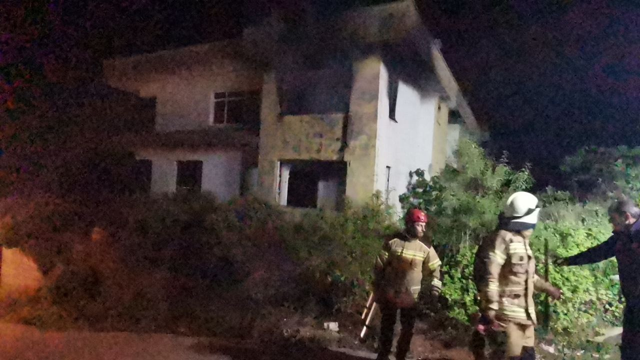Mudanya'da metruk bina alevlere teslim oldu