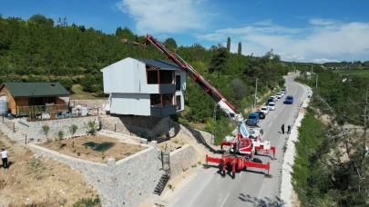 İnegöl'de ev sahibi kaçak villayı vinçle taşıdı