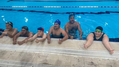 Özel sporcuların yüzme yarışında renkli görüntüler ortaya çıktı