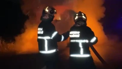 Batman'da seyir halindeki tır alev alev yandı