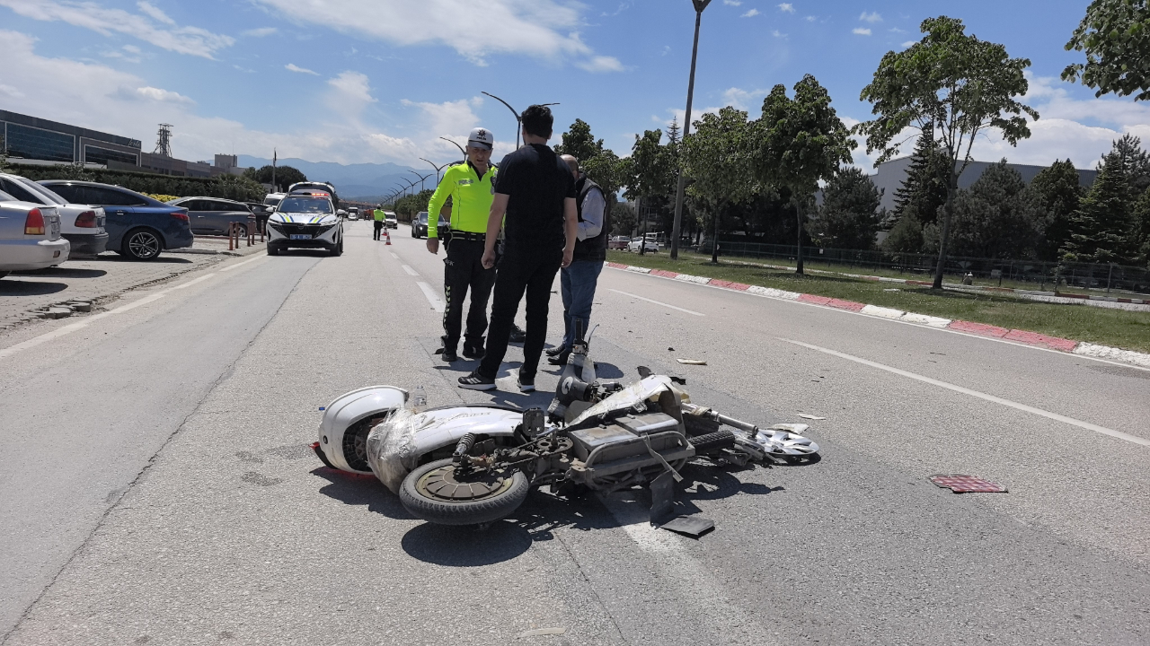 Bursa'da parçalanan bisikletini bırakmamak için direnen sürücü için ekipler dakikalarca dil döktü