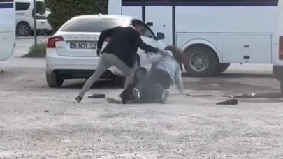 Bursa’da iki genç kızın kavgası kamerada