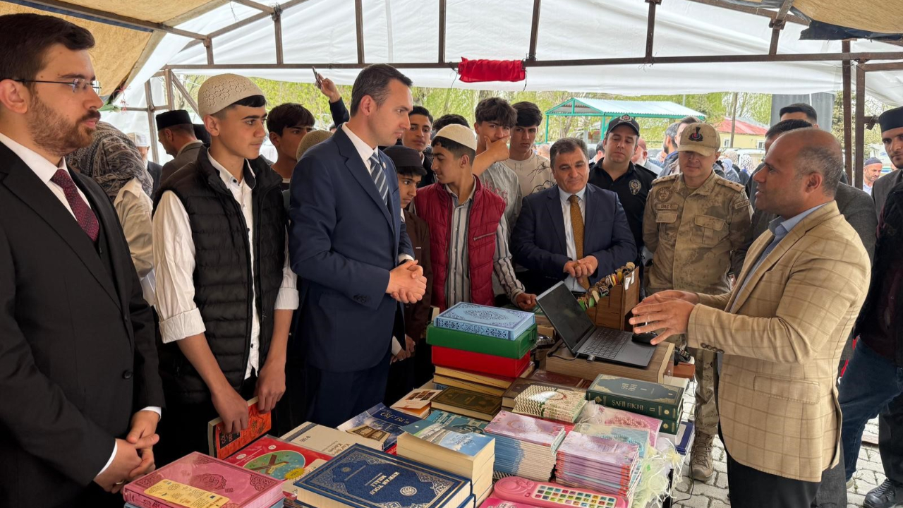 Çaldıran'da "Kitap Fuarı" açıldı