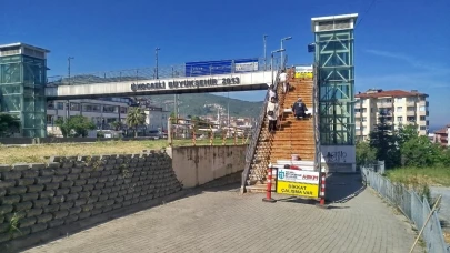 Gölcük'te üst geçitlerin bakımı yapılıyor