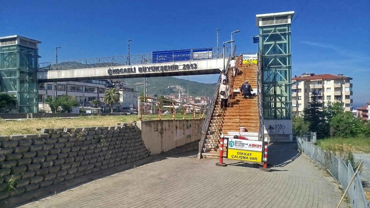 Gölcük'te üst geçitlerin bakımı yapılıyor