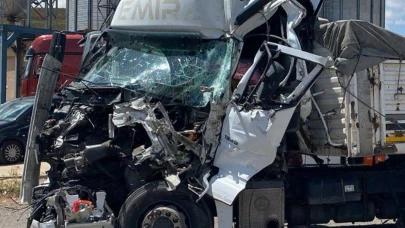 Tır hurdaya döndü, sürücü bu kazadan sağ kurtuldu
