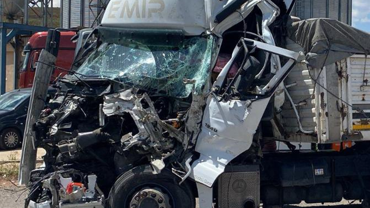 Tır hurdaya döndü, sürücü bu kazadan sağ kurtuldu