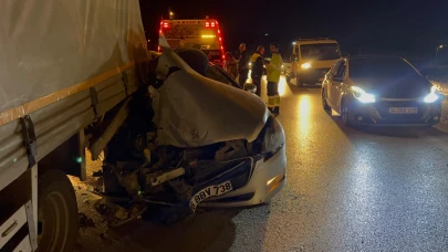 Bursa’da otomobil kamyona çarptı: 2 yaralı