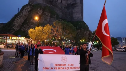 Gençler meşalelerle yürüdü