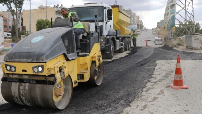 Haliliye’de yollar sıcak asfaltla yenileniyor
