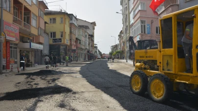 Demirci'de ana arterlere sıcak asfalt yapılıyor