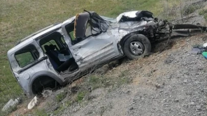 Sivas'ta yoldan çıkan hafif ticari araç şarampole uçtu! 1 ölü