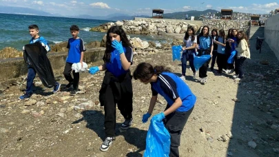 Ortaokul öğrencilerinden Mudanya sahillerinde temizlik operasyonu