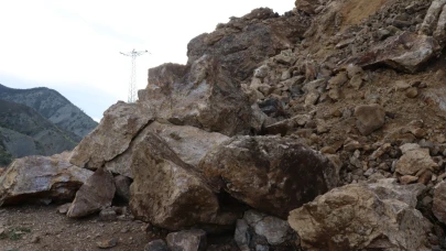 Dev kayalar yolu ulaşıma kapattı