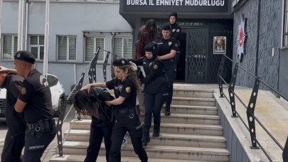 Bursa'da dolandırıcı şebekesi çökertildi! 12 kişinin tutuklandığı operasyon kamerada...